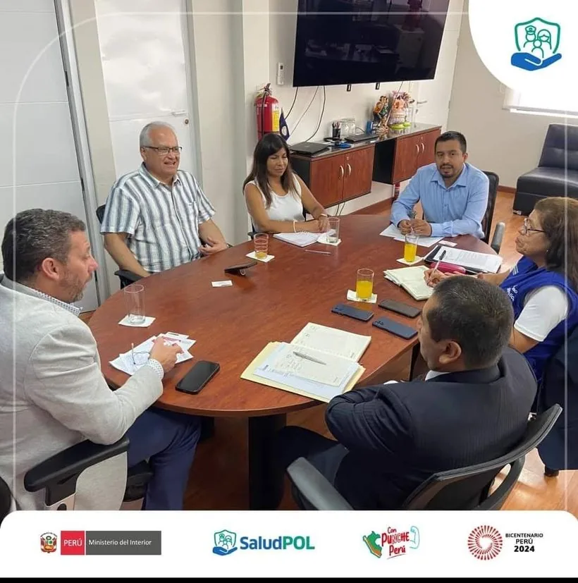 Reunión de dirección en SaludPol, el fondo de salud de la Policía Nacional.