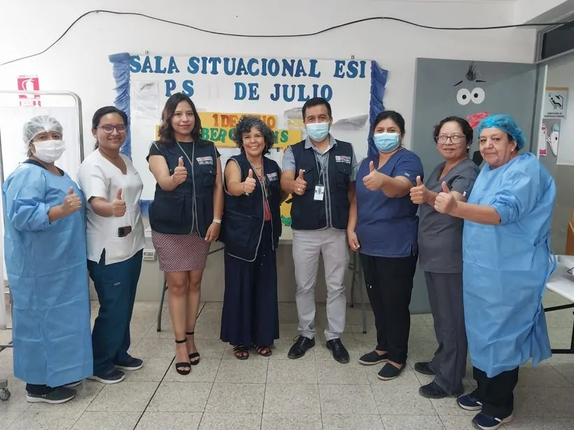Con el equipo de un puesto de salud de primer nivel.