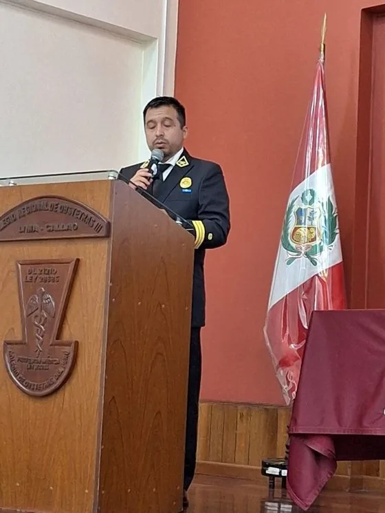 En uniforme de gala del Cuerpo General de Bomberos Voluntarios del Perú.